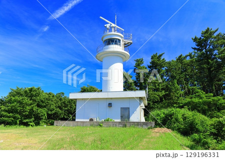 【島根県】晴天の隠岐の島の白島埼灯台(島後) 【島根県】晴天の隠岐の島の白島埼灯台(島後) 129196331