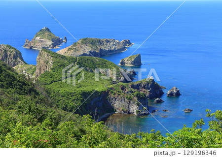 【島根県】晴天の隠岐の島の白島海岸（島後） 129196346