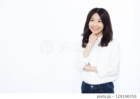 笑顔で考えている女性 129196350