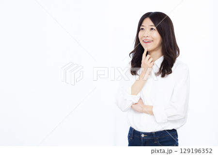 笑顔で考えている女性 笑顔で考えている女性 129196352