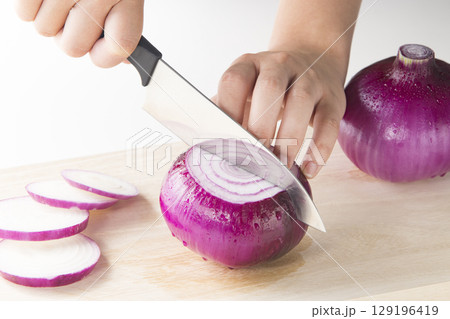 紫玉ねぎカット 紫玉ねぎカット 129196419