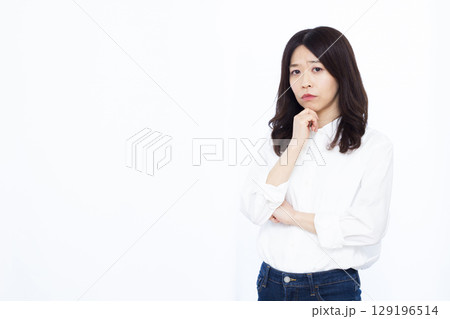 困っている女性 困っている女性 129196514