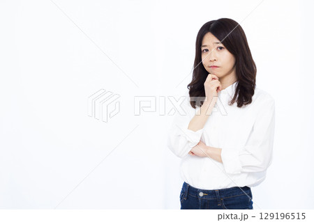 困っている女性 困っている女性 129196515