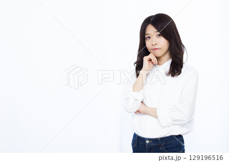 困っている女性 困っている女性 129196516