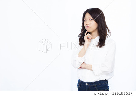 困っている女性 困っている女性 129196517
