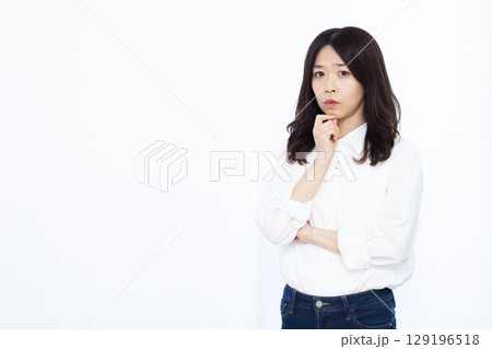 困っている女性 129196518