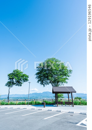 青空を背景に映える鞍岳・山並みと菊池市パノラマ絶景風景　「花房さくら坂公園(菊池市)」 129196546