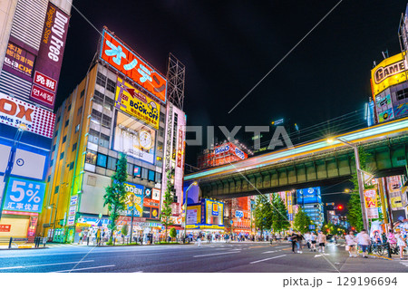 日本の東京都市景観8月インバウンド続く…夜でも外国人観光客らで賑わう秋葉原＝3日、19時50分過ぎ 129196694