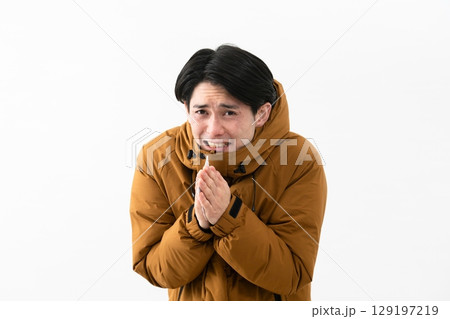 ダウンコートを着ている若い男性 129197219