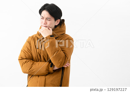 ダウンコートを着ている若い男性 ダウンコートを着ている若い男性 129197227