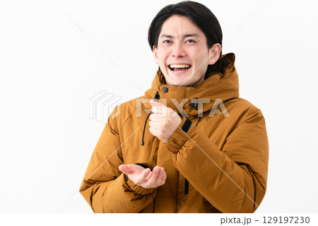 ダウンコートを着ている若い男性 129197230