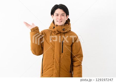 ダウンコートを着ている若い男性 129197247