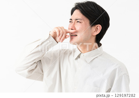 長袖白シャツを着ている若い男性 129197282