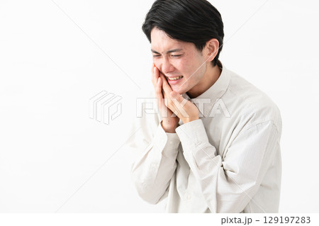 長袖白シャツを着ている若い男性 129197283