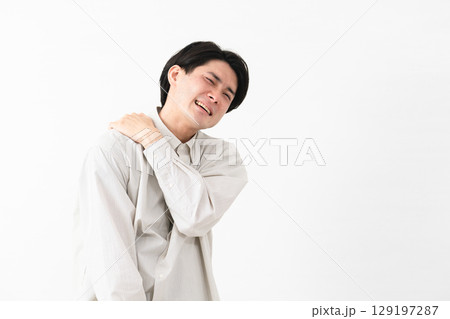 長袖白シャツを着ている若い男性 長袖白シャツを着ている若い男性 129197287