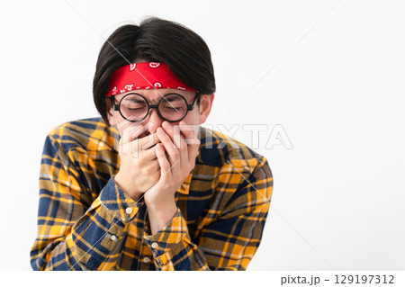 チェック柄の服を着た若い男性 チェック柄の服を着た若い男性 129197312