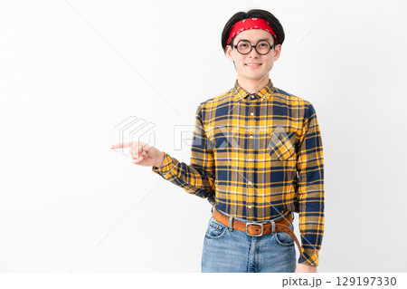 チェック柄の服を着た若い男性 チェック柄の服を着た若い男性 129197330