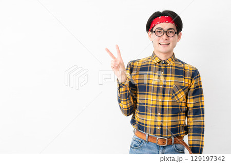 チェック柄の服を着た若い男性 129197342