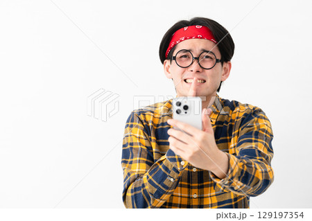 チェック柄の服を着た若い男性 129197354