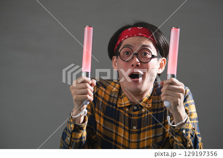 チェック柄の服を着た若い男性 チェック柄の服を着た若い男性 129197356