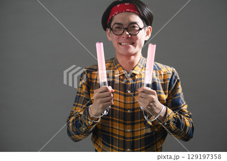 チェック柄の服を着た若い男性 チェック柄の服を着た若い男性 129197358