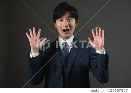 スーツ姿の若い男性　ビジネスイメージ 129197397