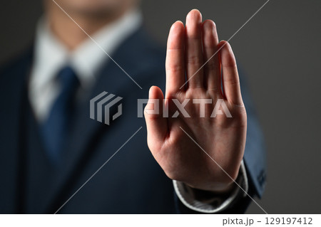 スーツ姿の若い男性　ビジネスイメージ 129197412