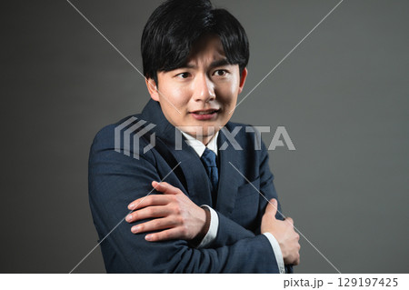 スーツ姿の若い男性　ビジネスイメージ 129197425