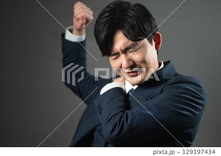 スーツ姿の若い男性　ビジネスイメージ 129197434