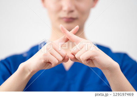 医療用スクラブを着ている若い男性 129197469