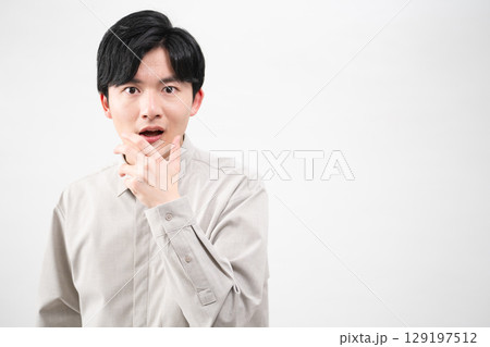 長袖シャツを着ている若い男性　ライフスタイルイメージ 129197512