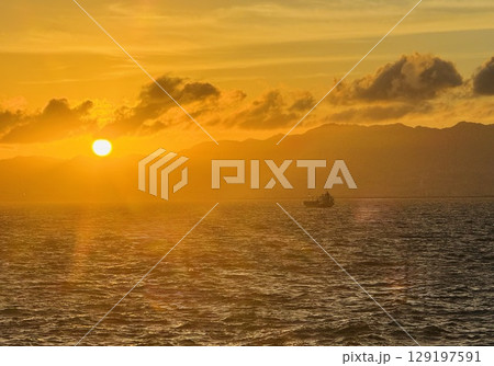 海に沈む夕日 129197591
