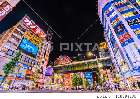 日本の東京都市景観8月インバウンド続く…夜でも外国人観光客らで賑わう秋葉原＝3日、19時50分過ぎ 129198239