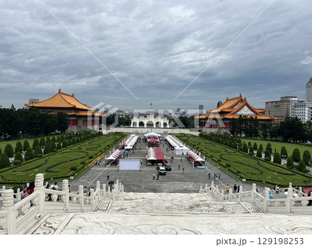 台湾の台北市の中正紀念堂から見た国家戯劇院と国家音楽庁です。 129198253