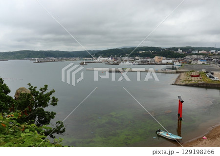 鴎島から眺める江差港（北海道江差町） 129198266