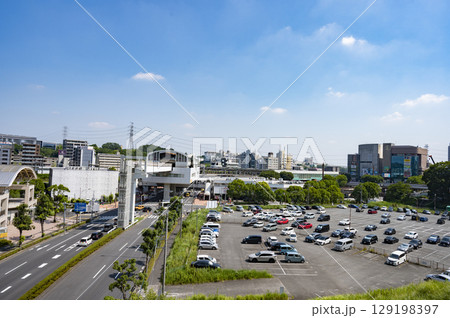 綺麗に整備された多摩都市モノレール線の多摩センター駅 綺麗に整備された多摩都市モノレール線の多摩センター駅 129198397