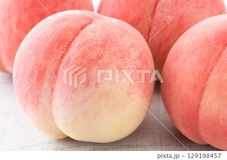 おいしそうな桃(あかつき)のクローズアップ おいしそうな桃(あかつき)のクローズアップ 129198457
