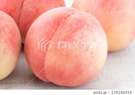 おいしそうな桃（あかつき）のクローズアップ 129198458