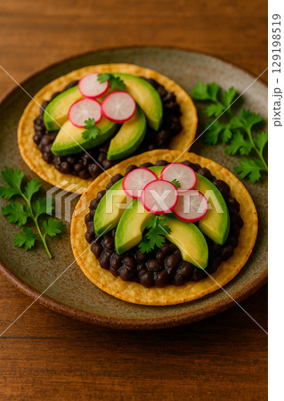 アボカドと豆のトスターダ・ラディッシュの彩り・メキシコ風ヴィーガン料理 129198519
