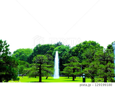 芝生の中から立ち上る涼やかな噴水 129199180