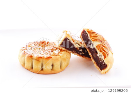 月餅 - 中国の伝統菓子で、月に見立てて丸く、餡が詰まった、中秋節に食べる月餅 月餅 - 中国の伝統菓子で、月に見立てて丸く、餡が詰まった、中秋節に食べる月餅 129199206