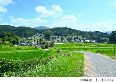 青空と棚田の美しい風景 青空と棚田の美しい風景 129199283