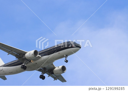 夏空を背景に着陸する旅客機　着陸進入するスターフライヤー機 129199285