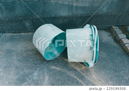 ポリバケツを切断 129199308