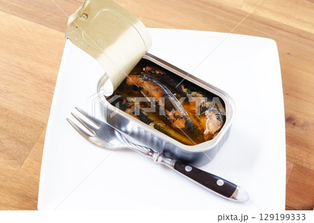 オイルサーディン - 新鮮なイワシをオリーブオイルに漬けたオイルサーディンの缶詰 129199333