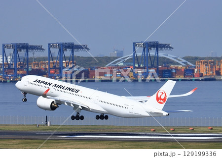 離陸、上昇する旅客機　離陸するJAL機 129199336