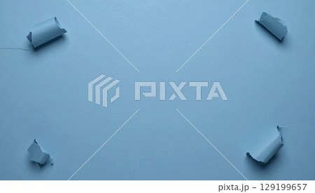 ブルーグレー背景に破れ紙が四隅から 129199657