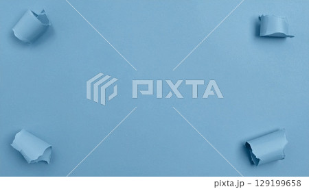 ブルーグレー背景に破れ紙が四隅から 129199658