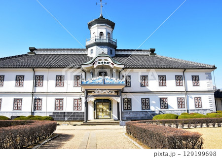 松本市　旧開智学校と散策路と青空 129199698