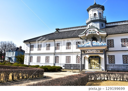 松本市　旧開智学校と散策路と松本市旧司祭館と青空 129199699